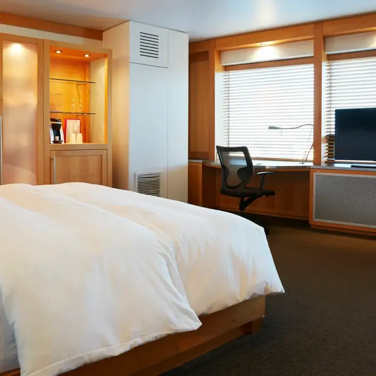 Alt-Hotel-Québec-Chambre-spacieuse-avec-un-grand-lit-2